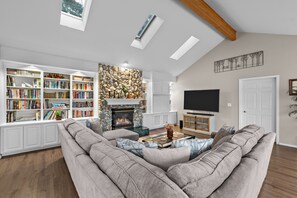 TV, fireplace, books - Honeysuckle Beach Retreat - Waterfront (Hayden)