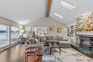 تلفزيون، مدفأة، كُتُب