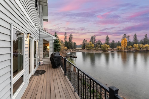 Honeysuckle Beach Retreat - Waterfront