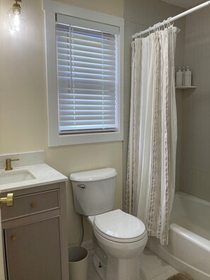 Hårføner, håndklær, såpe og toalettpapir