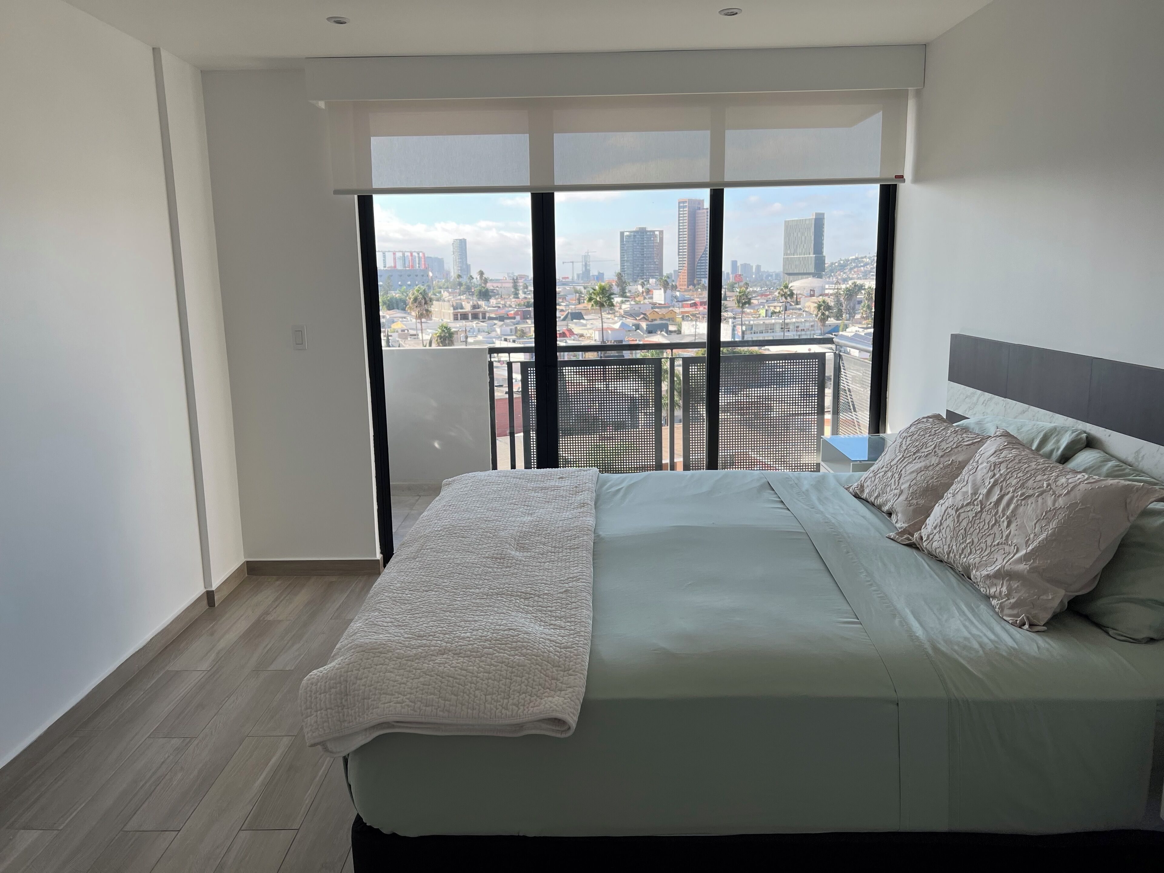 3  عدّة غرف نوم ومكواة/لوح كي وواي فاي وملاءات أسرّة