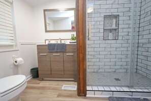 Shower, hair dryer, towels, soap - Charming 4-bedroom house on Lake Hamilton! (Hot Springs)