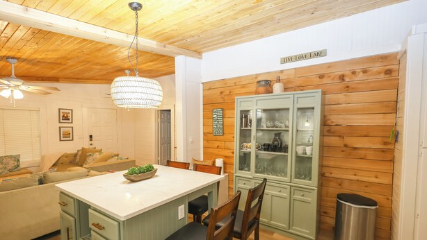 Unclassified image, 1 of 20, button - Charming 4-bedroom house on Lake Hamilton! (Hot Springs)