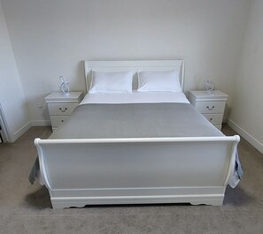 3 bedrooms, desk, iron/ironing board, WiFi