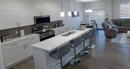 Kingsbury Palace-2 Minutes from the Highway-Across from Heavy Metal Place