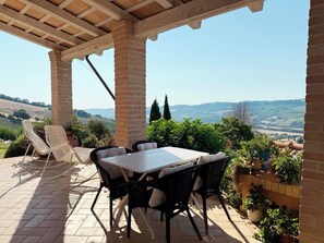 تناول الطعام بالخارج