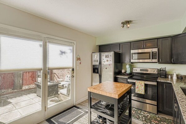 ثلاجة، ميكروويف، فرن، �موقد طهي مسطح