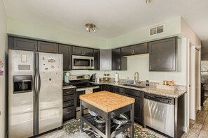 Refrigerador, microondas, horno y parrilla de estufa 