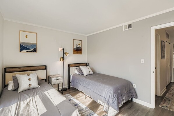 Tabla de planchar con plancha, wifi y ropa de cama 