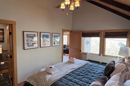 Luxury Ski-in/Ski-out Chalet with Mountain Views at Wintergreen Resort