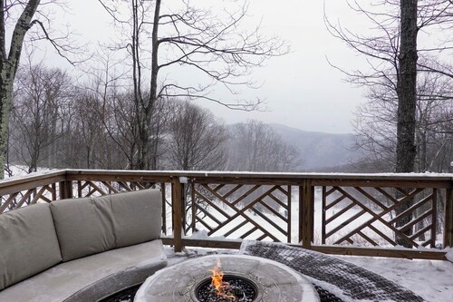 Luxury Ski-in/Ski-out Chalet with Mountain Views at Wintergreen Resort
