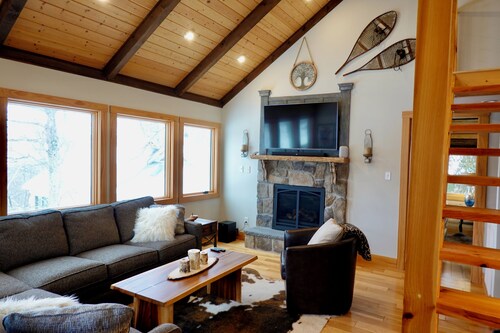 NEW LISTING – Ski-in/Ski-out to Tyro with Mountain Views at Wintergreen Resort