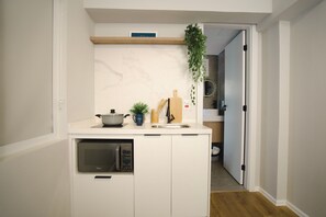 Micro-ondas, cooktop, talheres/pratos/utensílios de cozinha