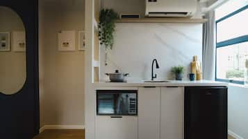 Studio – deluxe | Eget kjøkken | Mikrobølgeovn, kokeplater og kjøkkenutstyr