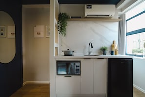 Estudio Deluxe | Cocina privada | Microondas, placa de cocina y utensilios de cocina