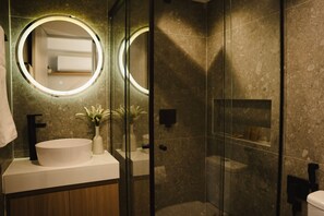 Studio Supérieur | Salle de bain | Douche, serviettes fournies, savon, shampoing