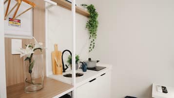 Habitación individual estándar | Cocina privada | Microondas, parrilla de estufa y utensilios de cocina