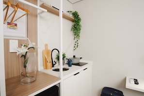 Habitación individual estándar | Cocina privada | Microondas, placa de cocina y utensilios de cocina