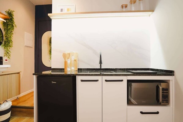 Basic Studio | Private kitchen | Microwave, stovetop