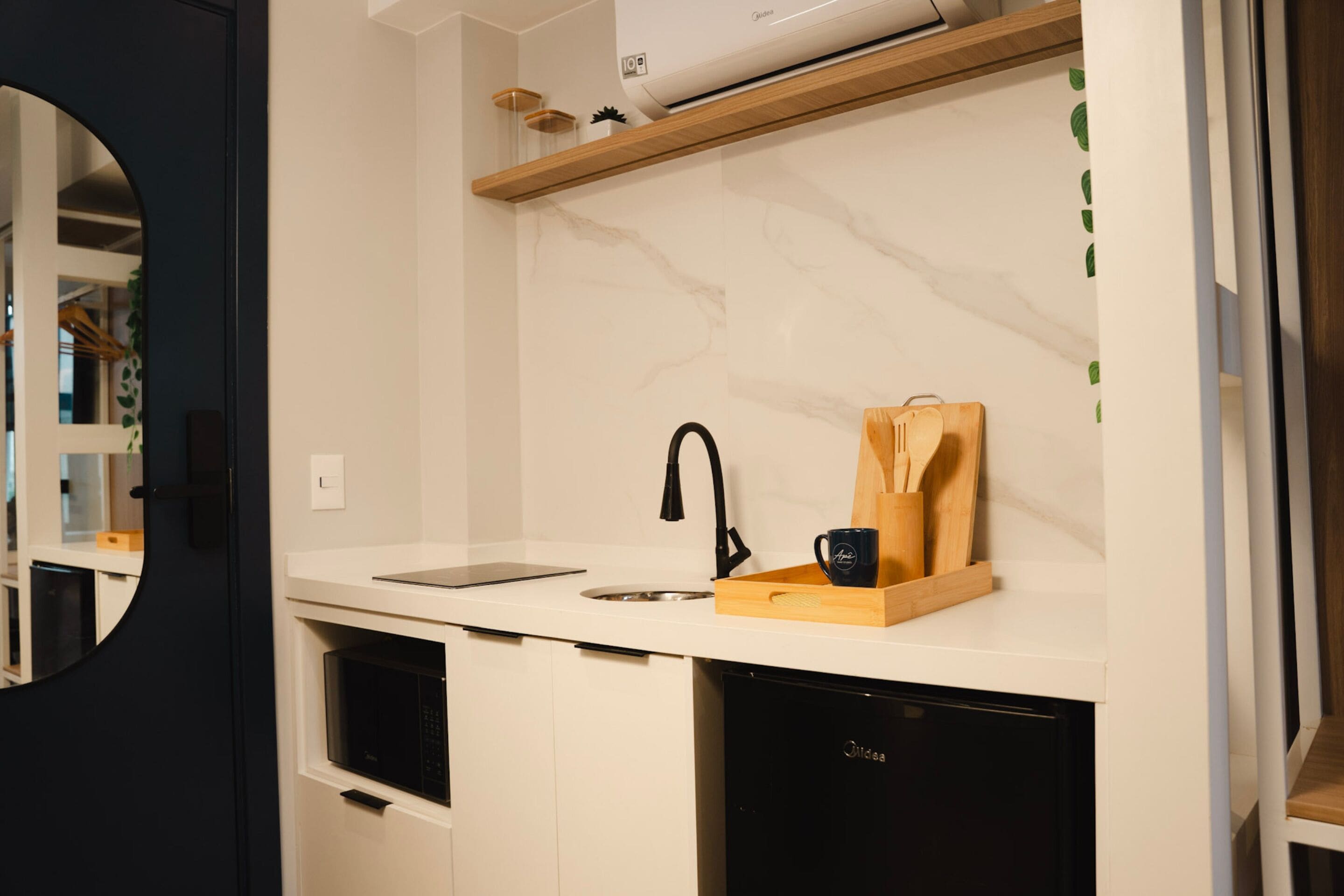 Superior-studio | Yksityinen keittiö | Mikroaaltouuni, liesi, keittoastiat/astiat/ruokailuvälineet