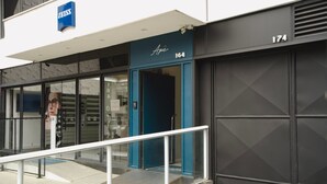 Entrada de un edificio con una puerta azul identificada con