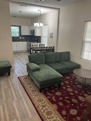 TV - The Yellow Cottage near TCU, Downtown Ft. Worth, and Medical District (Fort Worth)