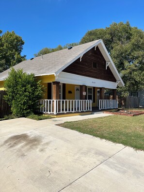 Exterior - The Yellow Cottage near TCU, Downtown Ft. Worth, and Medical District (Fort Worth)