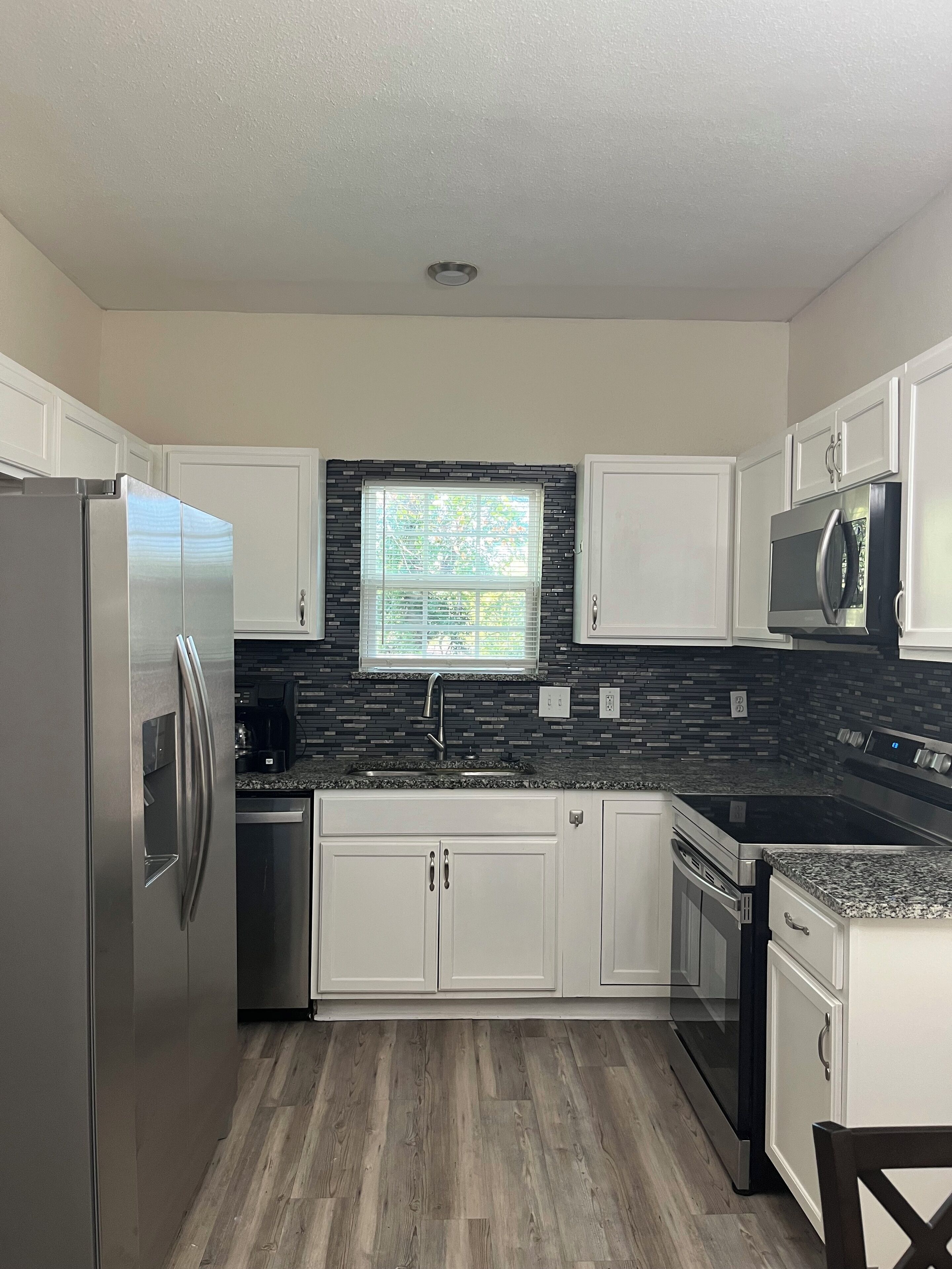 Microondas, horno, placa de cocina y lavavajillas