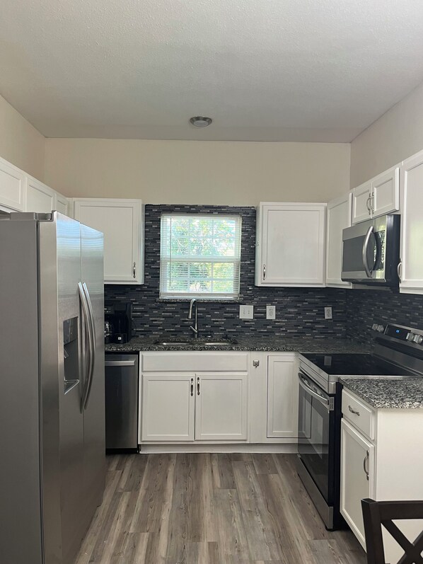 Microwave, oven, stovetop, dishwasher - The Yellow Cottage near TCU, Downtown Ft. Worth, and Medical District (Fort Worth)