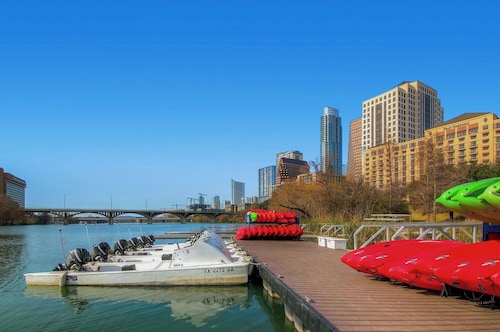 1 BR Guest House, Full Kitchen, 3-minutes to Downtown Austin!