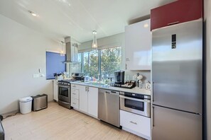 Een koelkast, een magnetron, een oven, een kookplaat