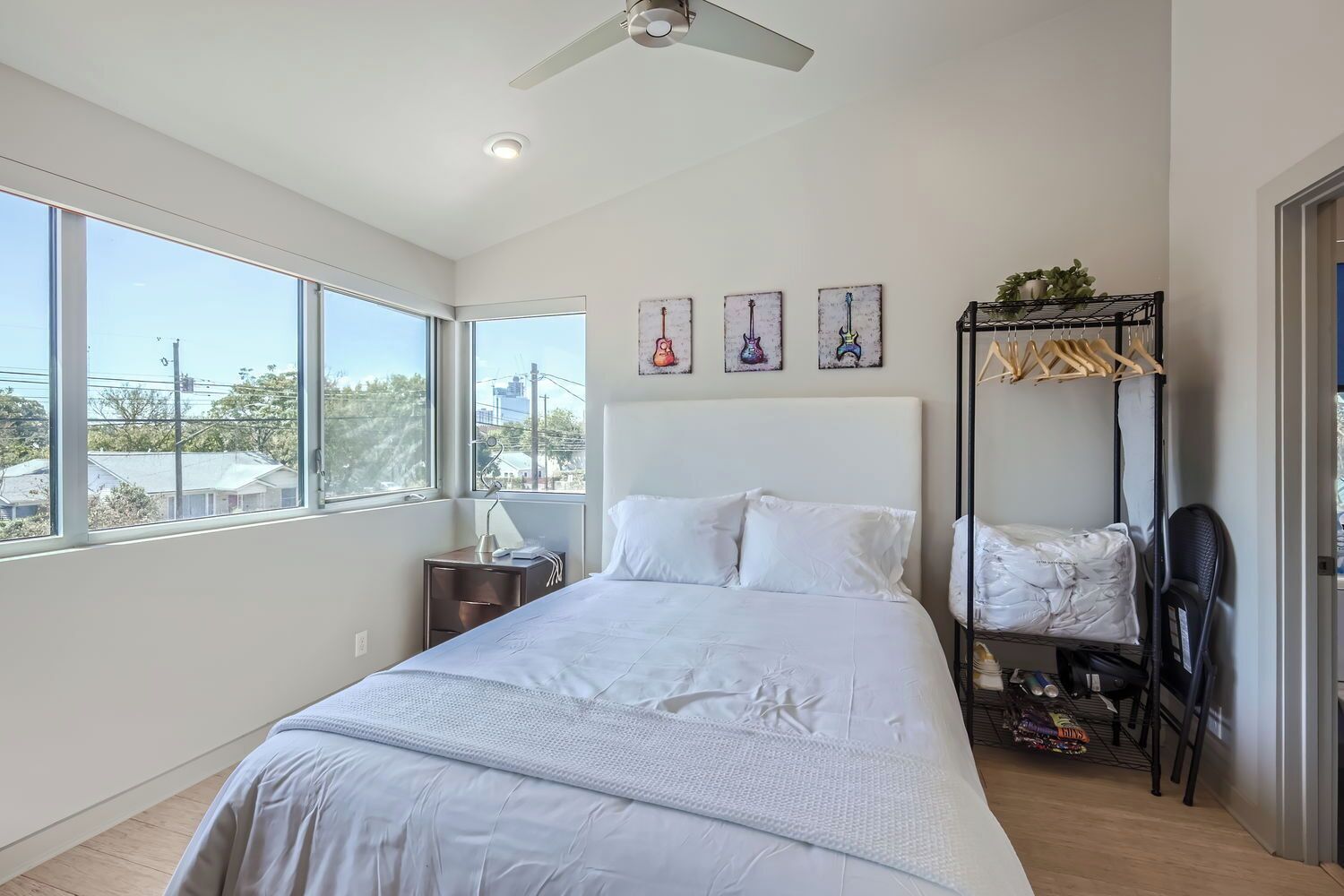 1 dormitorio, tabla de planchar con plancha, wifi y ropa de cama