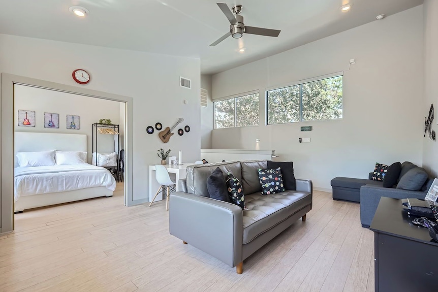 1 Br Guest House, Full Kitchen, 3-minutes To Downtown Austin! - Austin, TX