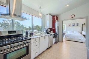 Fridge, microwave, oven, stovetop - 1 BR Guest House, Full Kitchen, 3-minutes to Downtown Austin! (Austin)