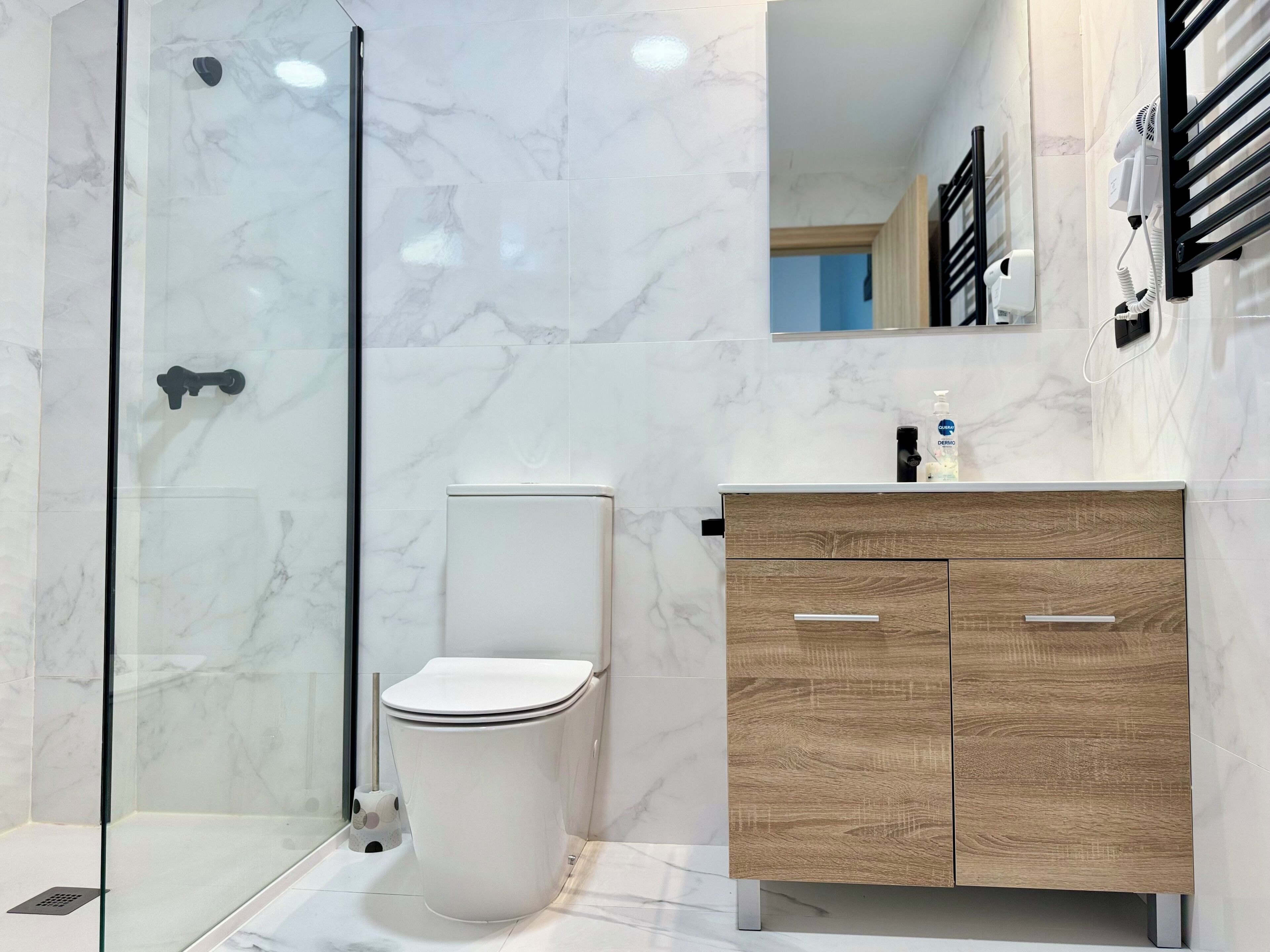 Perhehuoneisto, kaupunkinäköala | Kylpyhuone