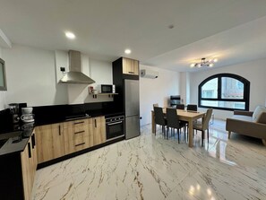 Apartamento familiar, vistas a la ciudad | Cocina privada | Frigorífico grande y horno