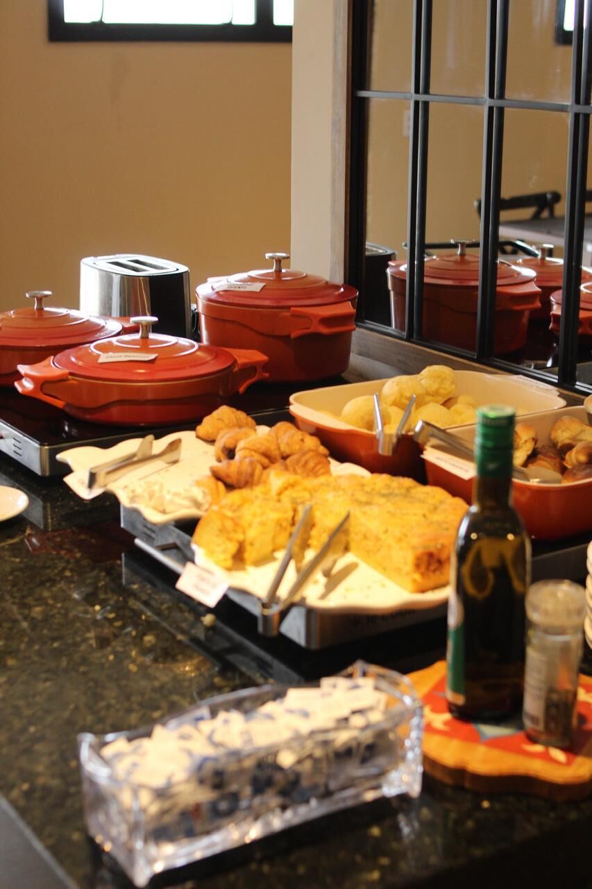 Un bufé con diversos alimentos y acompañamientos.