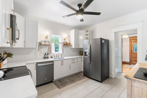 Microwave, oven, stovetop, dishwasher - Leet-Reaville Heritage House: a charming Craftsman in the heart of Red Wing! (Red Wing)