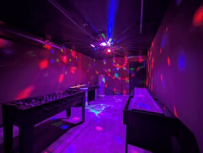 Game room - Cosmic Quarters, Whole House, Sleeps 6 (Jacksonville)