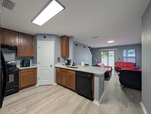 Microwave, oven, stovetop, dishwasher - Cosmic Quarters, Whole House, Sleeps 6 (Jacksonville)