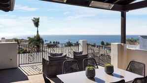A terrace with outdoor seating, a view of the sea, and a clear sky. - Luxury 3-bedroom house near the pier in San Clemente (San Clemente)