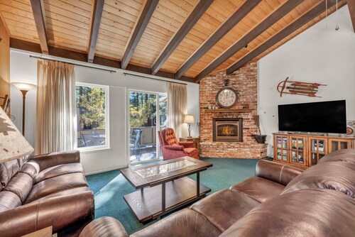 Tahoe Condo | Renovated Baths + Pool Access