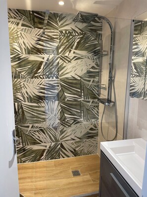 Dusche, Haartrockner, Handtücher