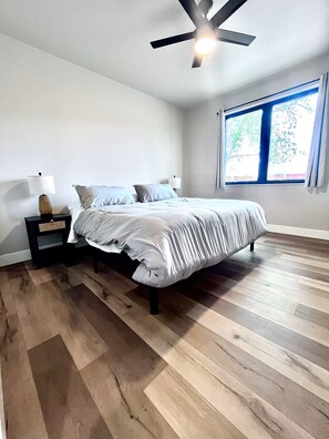 2 عدّة غرف نوم وواي فاي وملاءات أسرّة