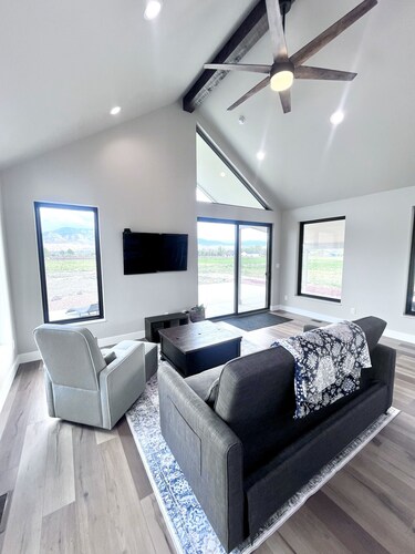 Modern Farmhouse Guesthouse with Stunning Views near Palisade