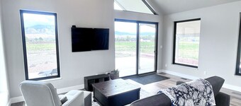 Modern Farmhouse Guesthouse with Stunning Views near Palisade