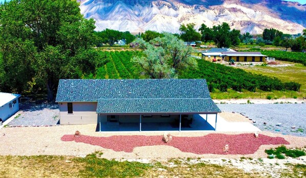 Exterior - Modern Farmhouse Guesthouse with Stunning Views near Palisade (Clifton)