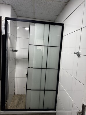 Secador de pelo, toallas, shampoo, papel higiénico