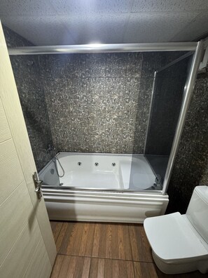Deluxe-Suite | Badezimmer | Haartrockner, Handtücher, Shampoo, Toilettenpapier