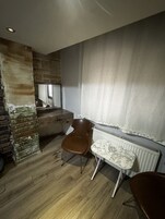 Espacio para trabajar con laptop, wifi gratis y ropa de cama 